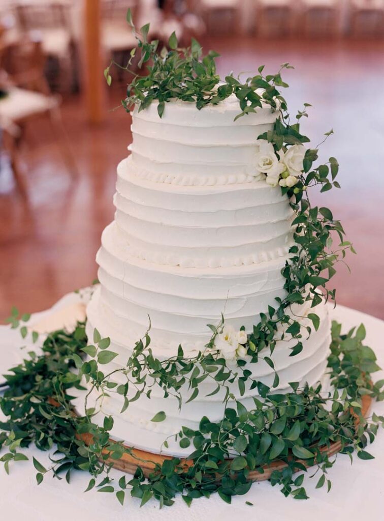 The wedding cake is standing in full grandeur