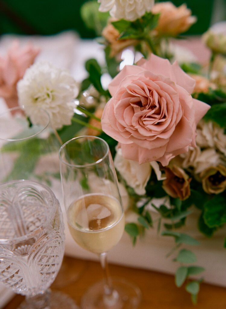 Glasses with wine and flower vase on the table