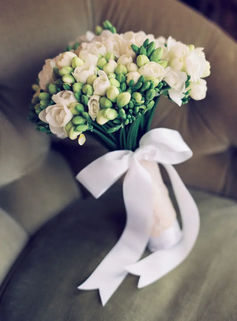 A white flower bouquet at the seat