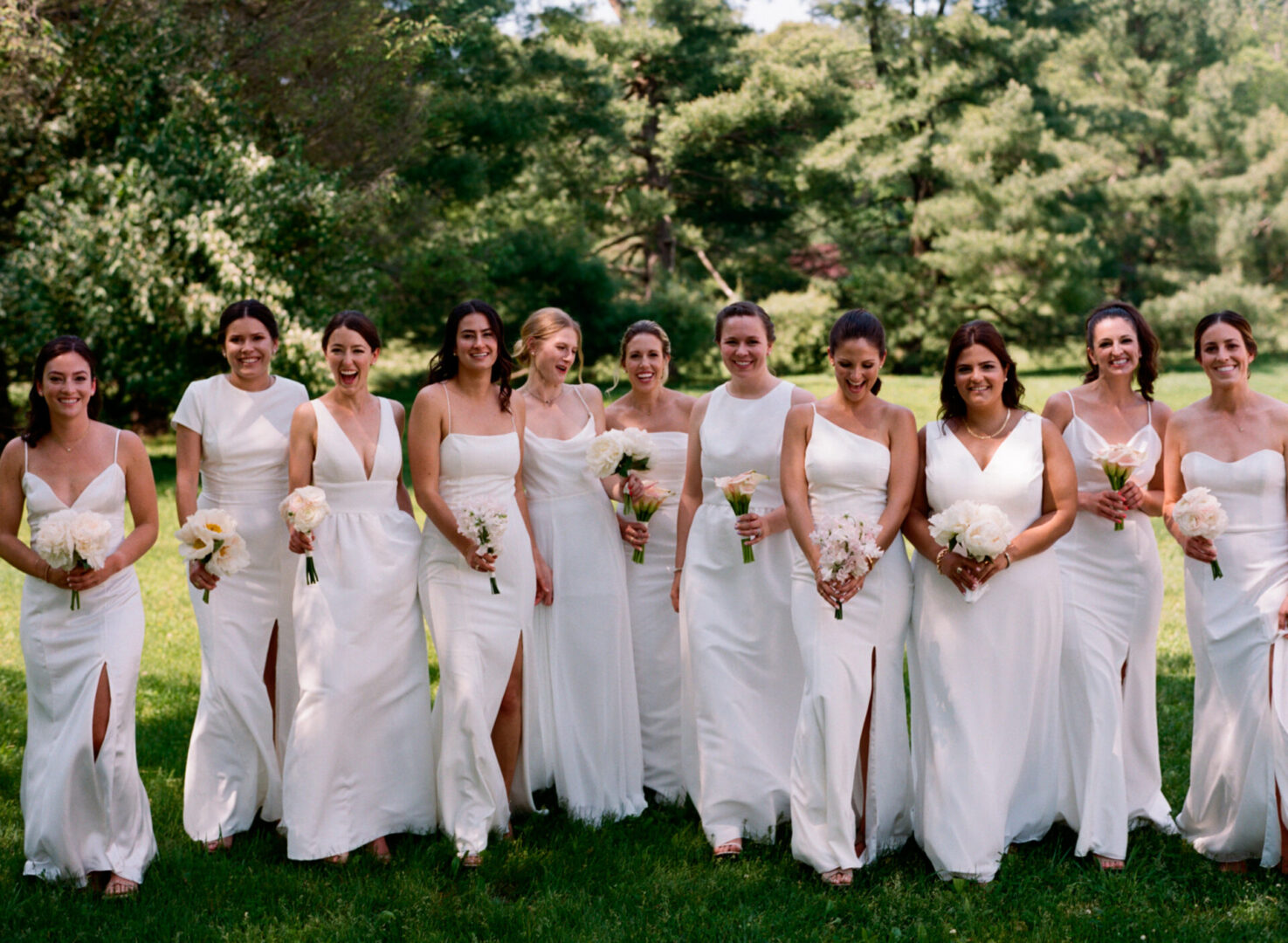 A group of brides mate holding flowers